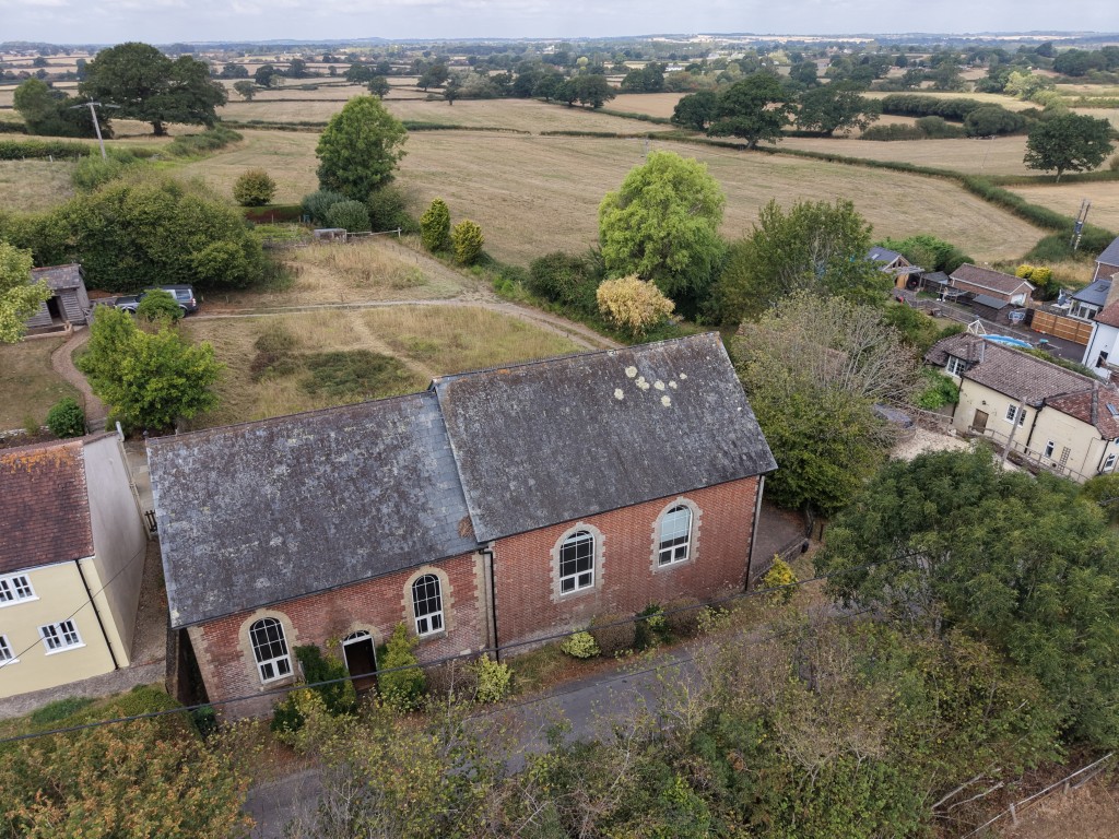 Lot: 170 - FORMER METHODIST CHAPEL WITH PLANNING FOR CONVERSION TO A RESIDENTIAL DWELLING ON PLOT OF 0.39 ACRES - Aerial view showing surroundings